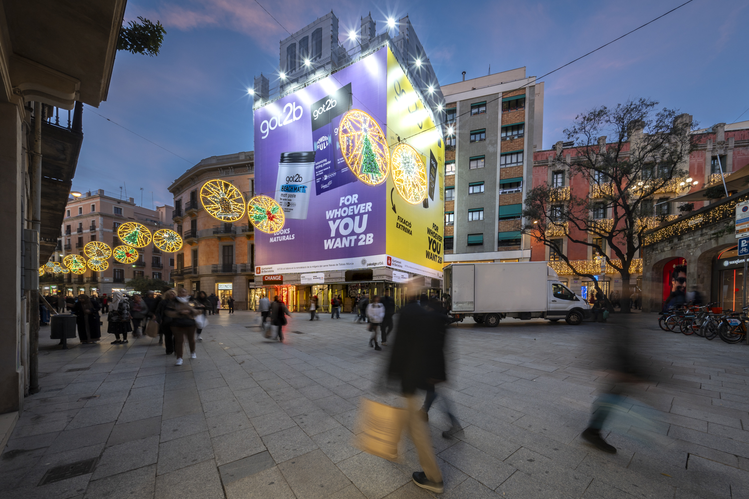 Rehabilitacion fachada con lona publicitaria - Portal de l'àngel 12