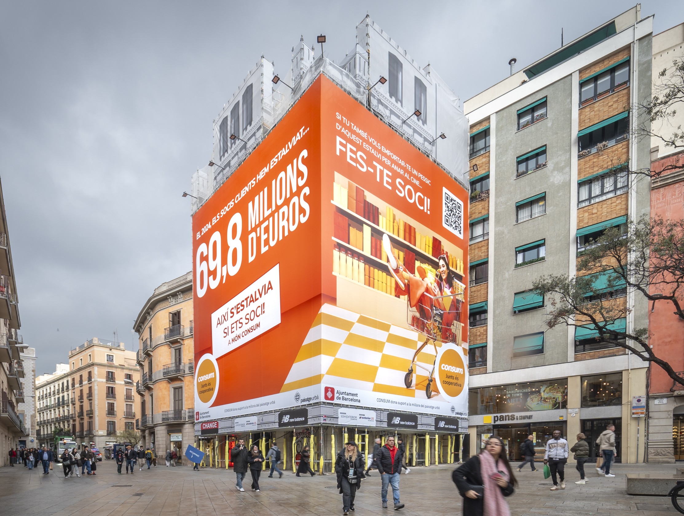 Rehabilitacion fachada con lona publicitaria - Portal de l'àngel 12