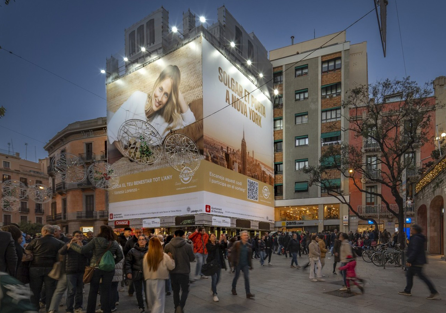 Rehabilitacion fachada con lona publicitaria - Portal de l'àngel 12, Barcelona