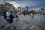 Rehabilitacion fachada con lona publicitaria - La Barceloneta - Barcelona