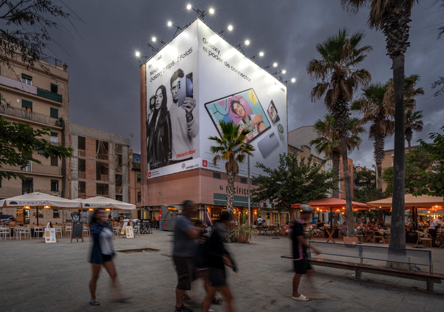 Rehabilitacion fachada con lona publicitaria - La BArcelona 7, Barcelona