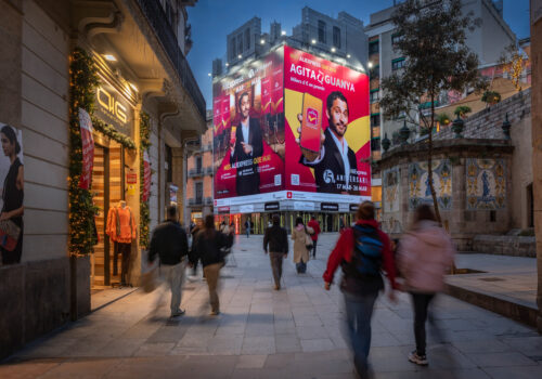 Rehabilitacion fachada con lona publicitaria - Portal de l'àngel 3, Barcelona