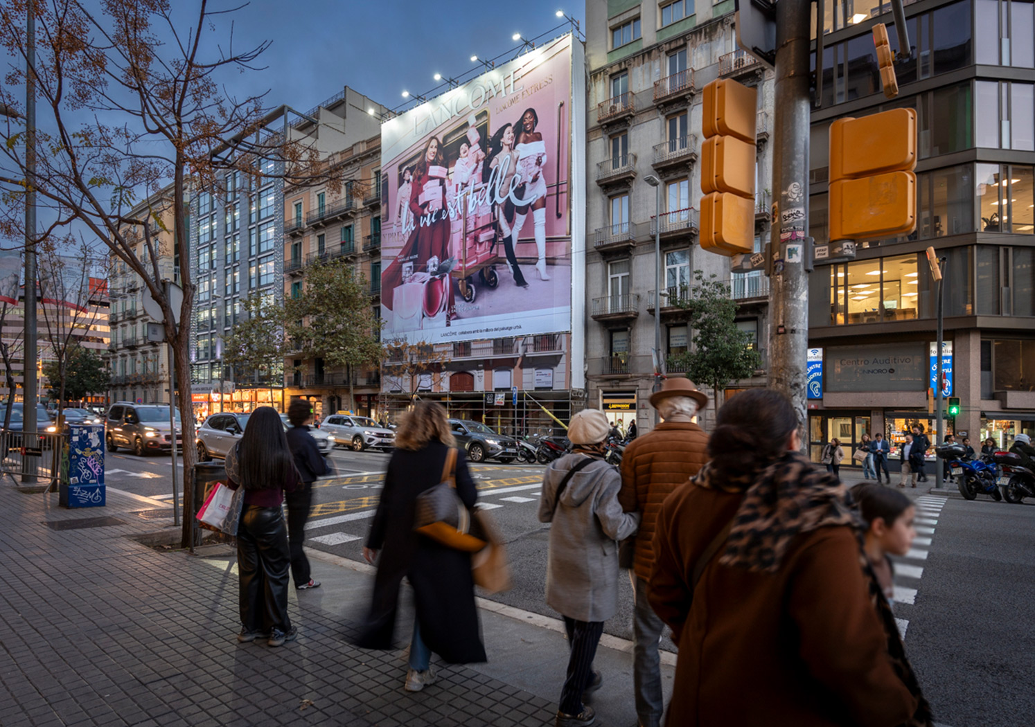 Rehabilitacion fachada con lona publicitaria - Carrer Aragó, Barcelona