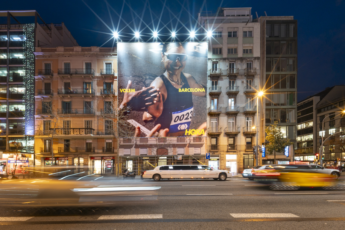 Rehabilitacion fachada con lona publicitaria - Carrer Aragó, Barcelona