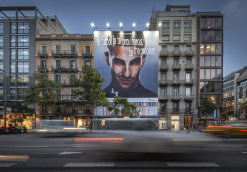 Rehabilitacion fachada con lona publicitaria - Carrer Aragó, Barcelona