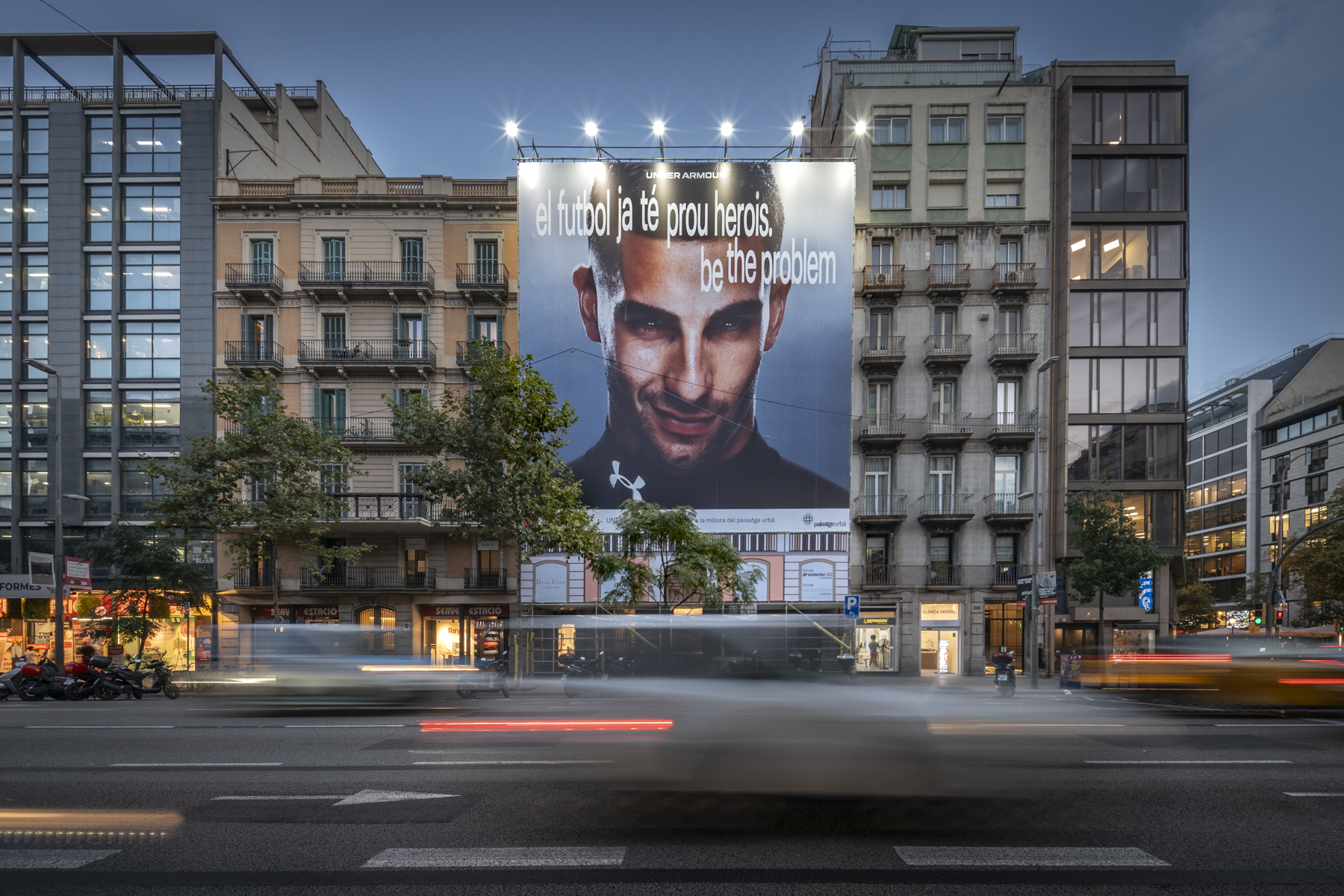Rehabilitacion fachada con lona publicitaria - Carrer Aragó, Barcelona