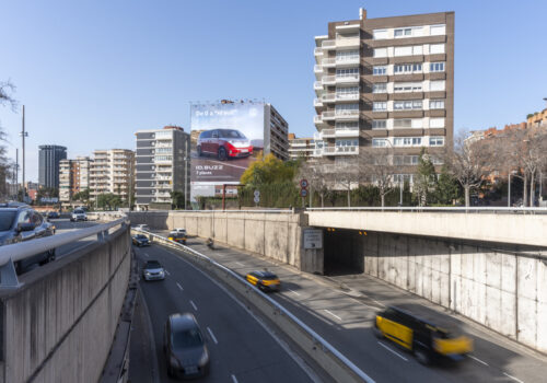 Rehabilitacion fachada con lona publicitaria - Avenida CArlos III, Barcelona