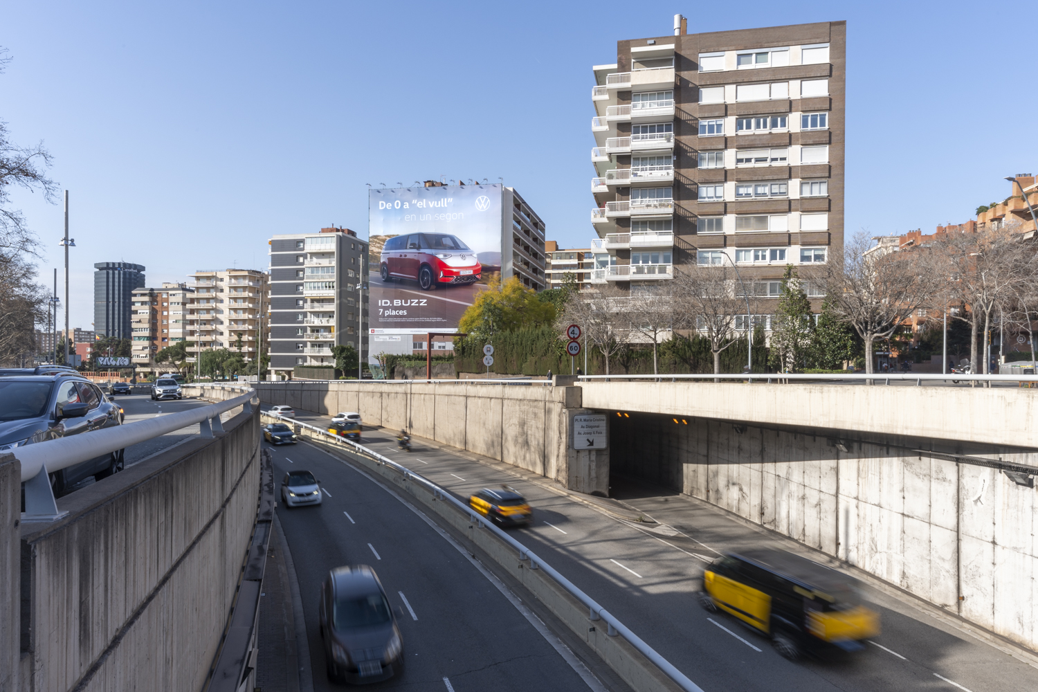 Rehabilitacion fachada con lona publicitaria - Avenida CArlos III, Barcelona