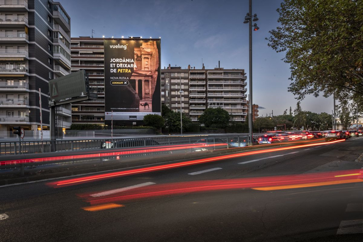 Rehabilitacion fachada con lona publicitaria - Avenida CArlos III, Barcelona